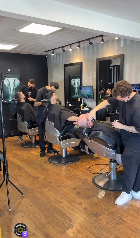 Foto real do ambiente interno da Barbearia Tiradentes